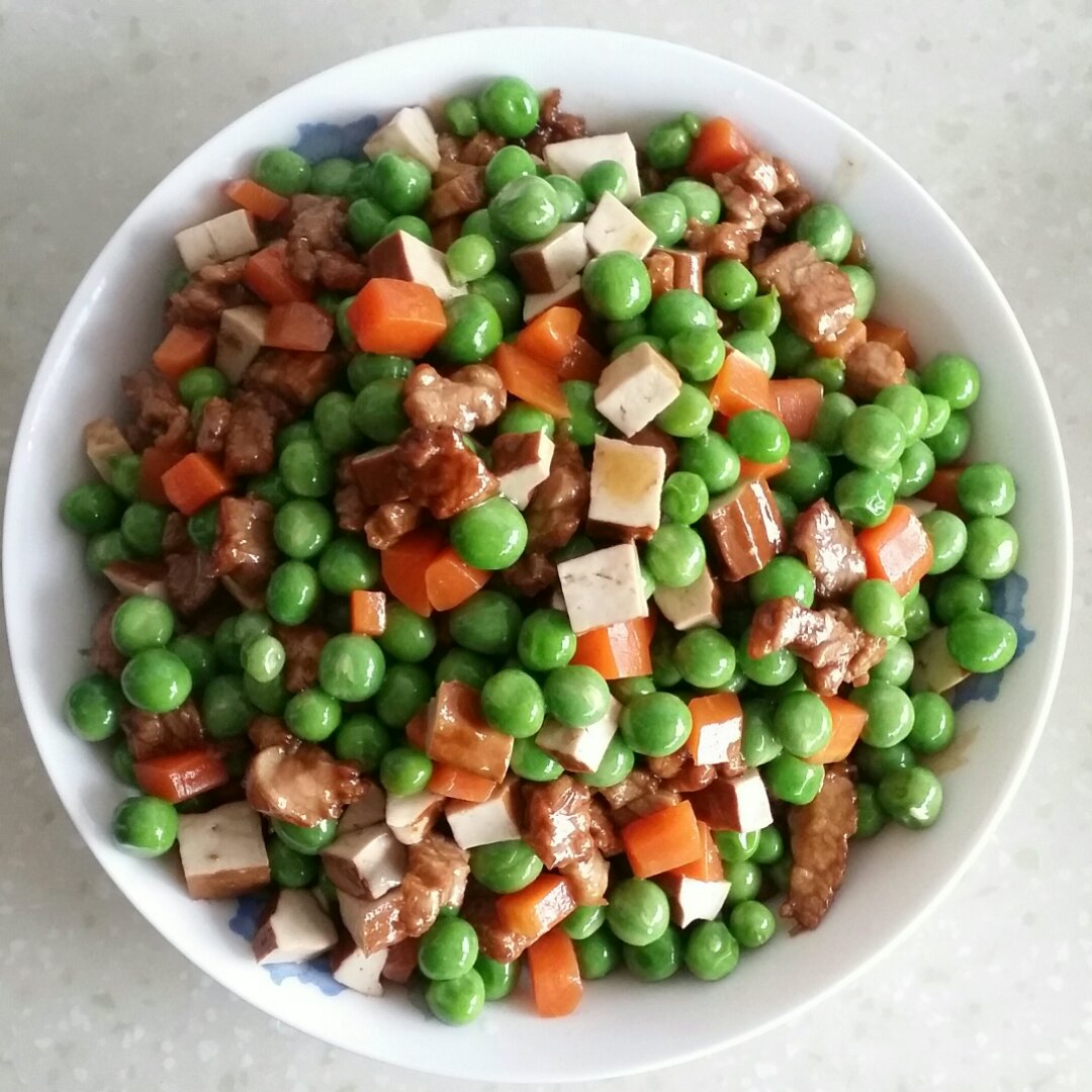 亲亲我的宝贝棋做的胡萝卜豌豆炒肉丁