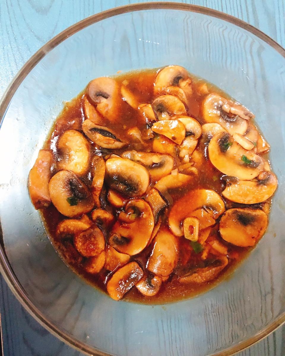 不放味精、盐，有点蒜香味的蚝油口蘑