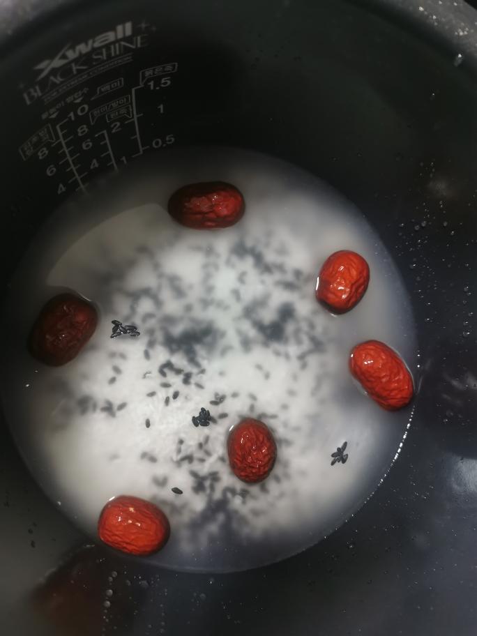 主食加营养 红枣黑米饭的做法