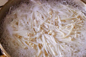 酸汤肥牛￨连汤带肉一扫光的做法 步骤1