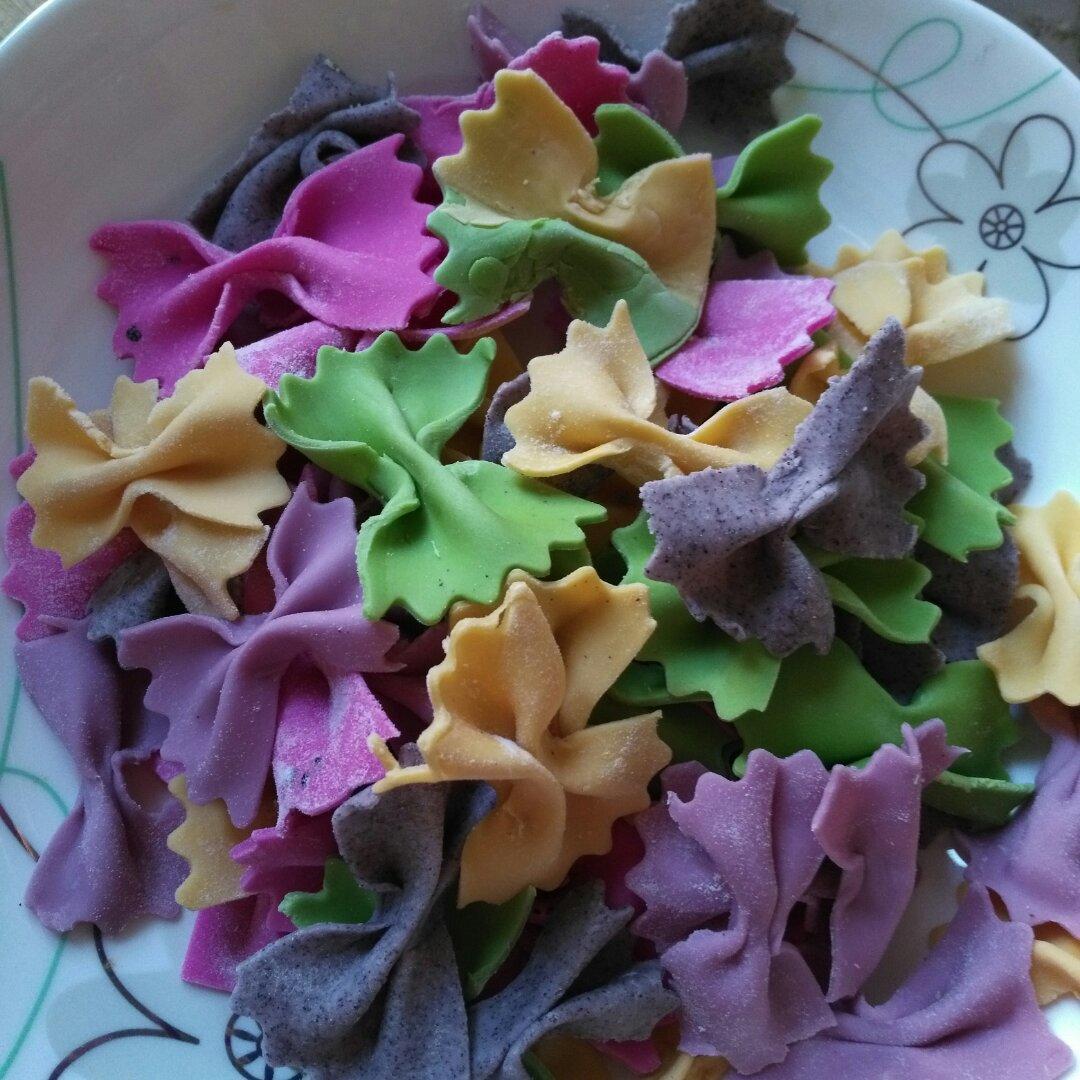 婴儿辅食：彩色卡通蝴蝶面