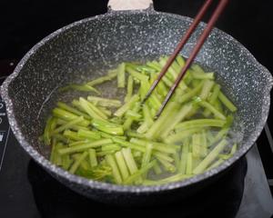 【芹菜拌腐竹】的做法 步骤4