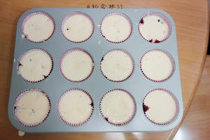 12连原味小嶋海绵蛋糕 蓝莓爆浆蛋糕的做法 步骤8