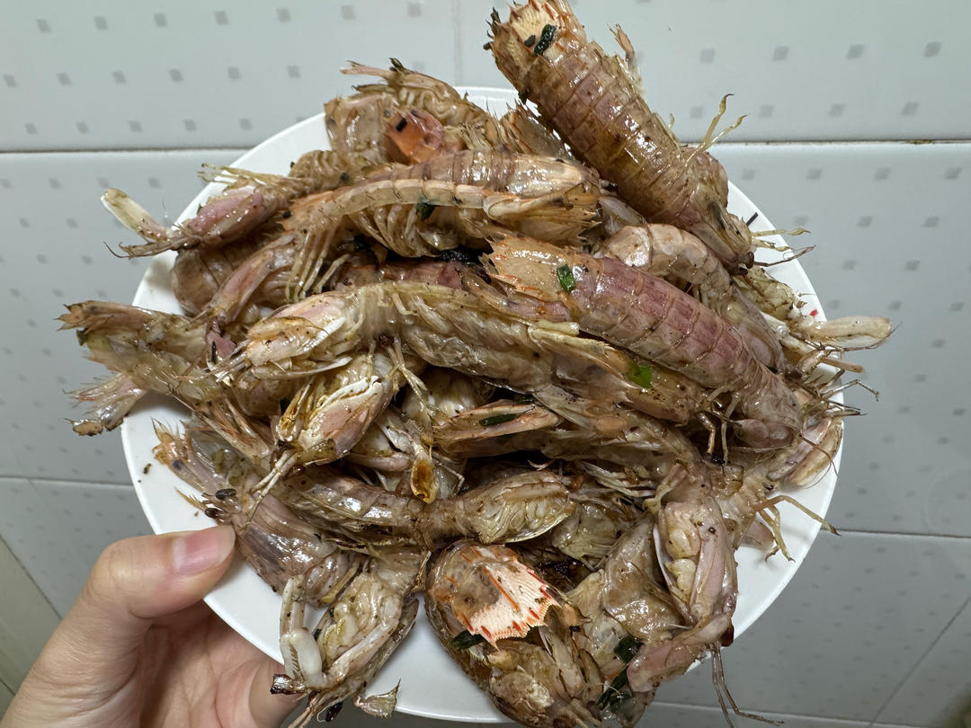 无油炸版的椒盐皮皮虾和巧拨虾壳的方法
