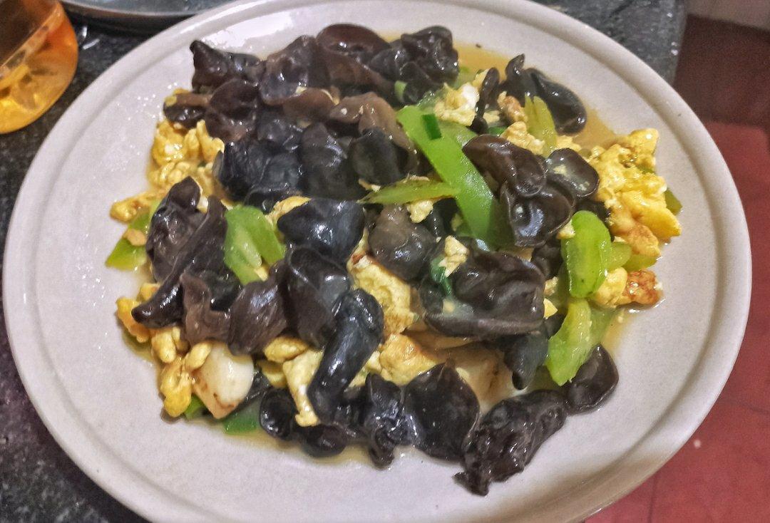 黑木耳青椒炒鸡蛋（营养又下饭）