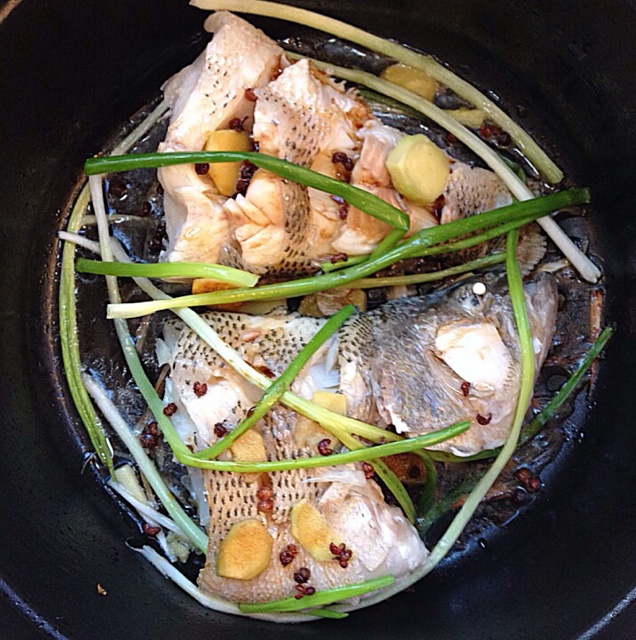 【铸铁锅】无水葱姜焗鲈鱼