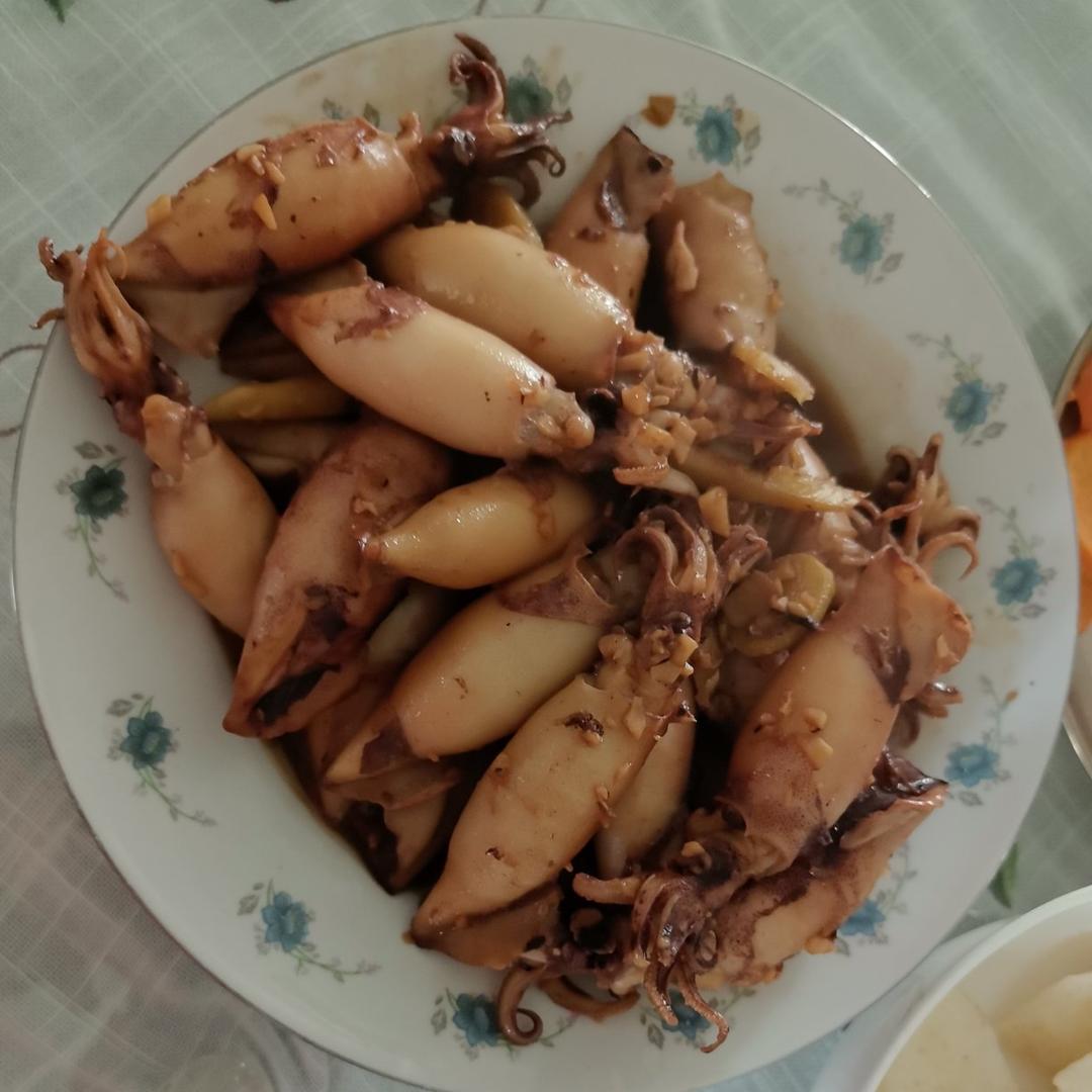 鲜美的酱油焖笔管鱿鱼