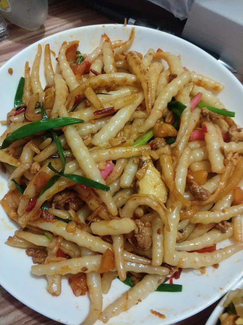 卷成一团的卷卷做的自制老南宁【特色粉虫】&老友炒粉虫