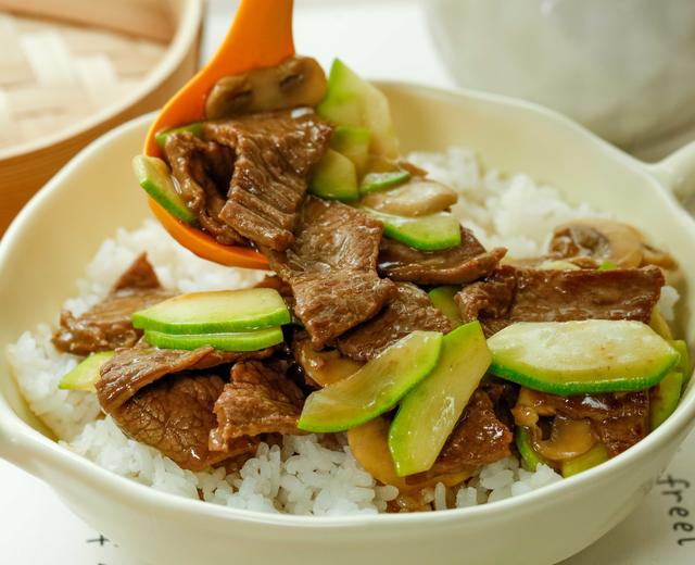 口蘑西葫芦炒牛肉【宝宝辅食】的做法