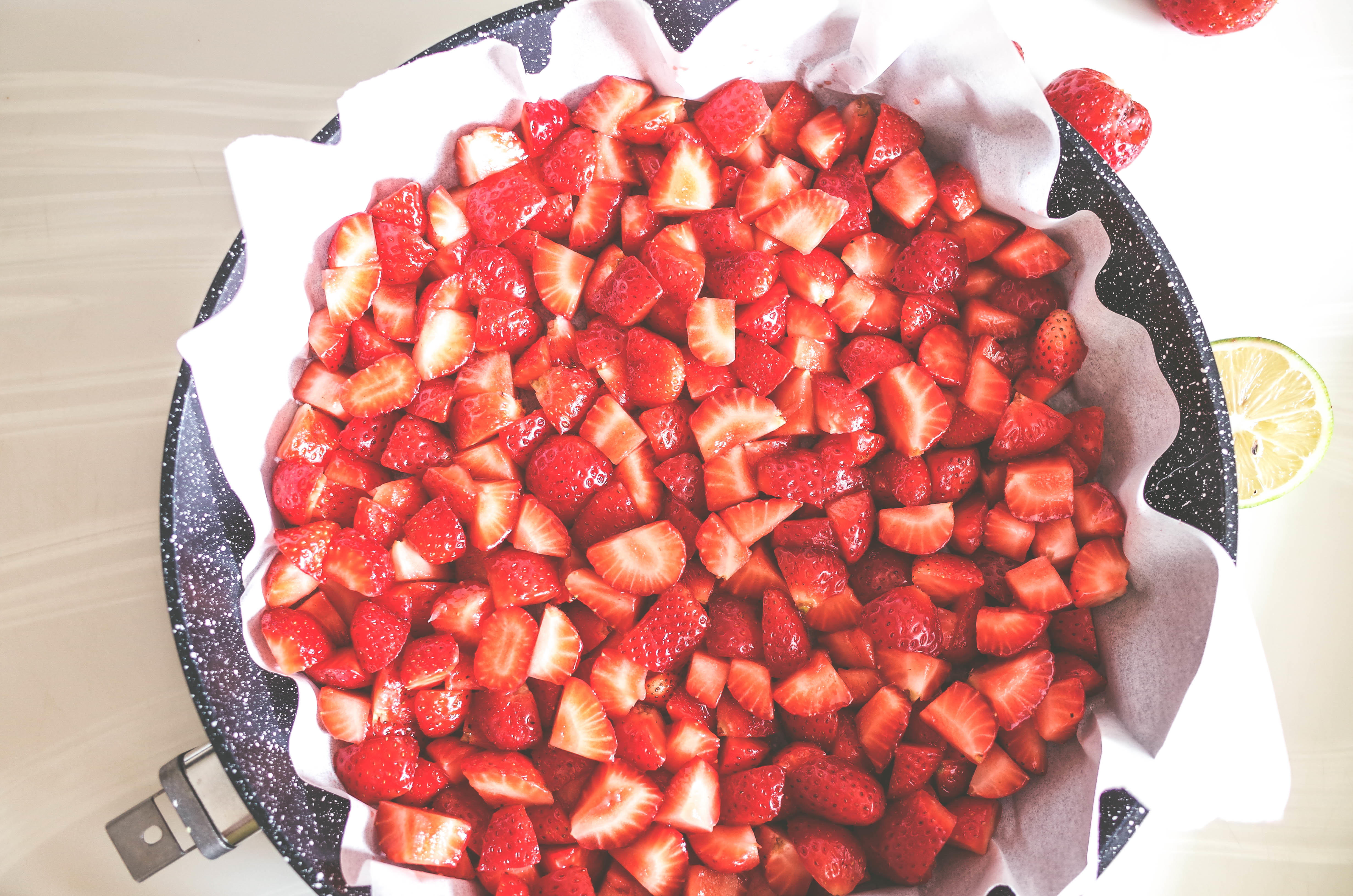 半干烤草莓的做法 步骤3