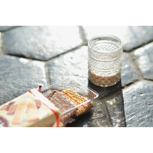 巧克力涂层饼干蘸巧克力奶的做法