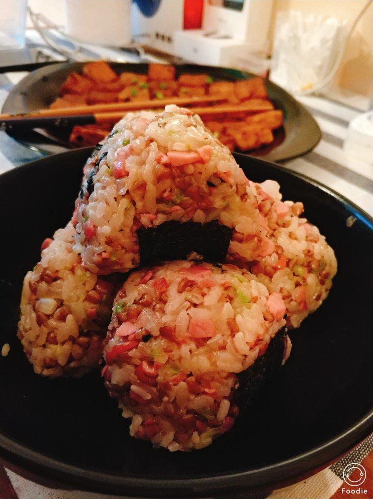 金枪鱼芝麻手捏饭团