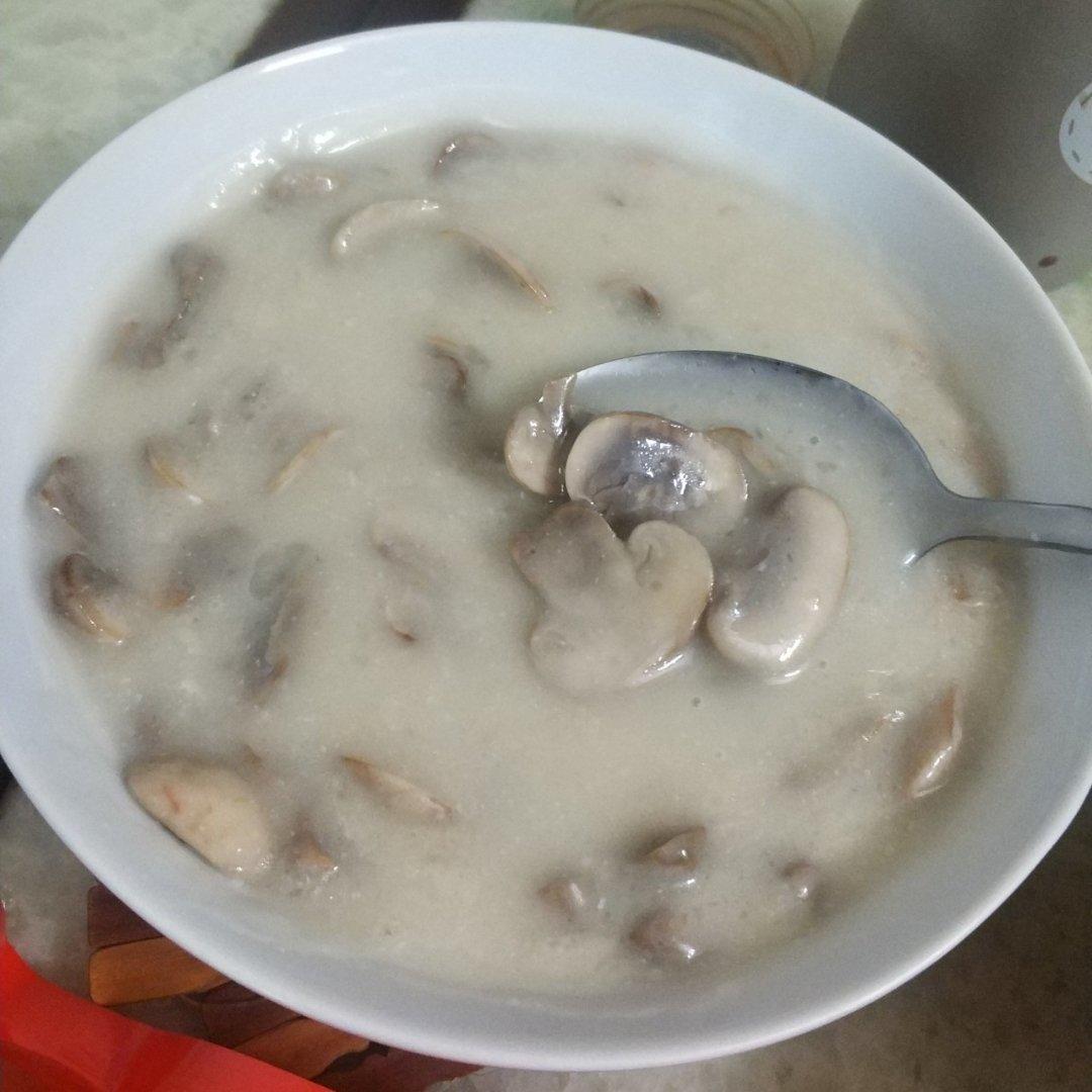 西餐厅好吃的奶油蘑菇汤