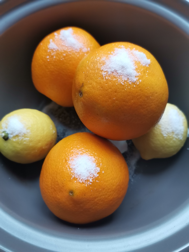 炖香橙（暖身暖心）的做法 步骤1