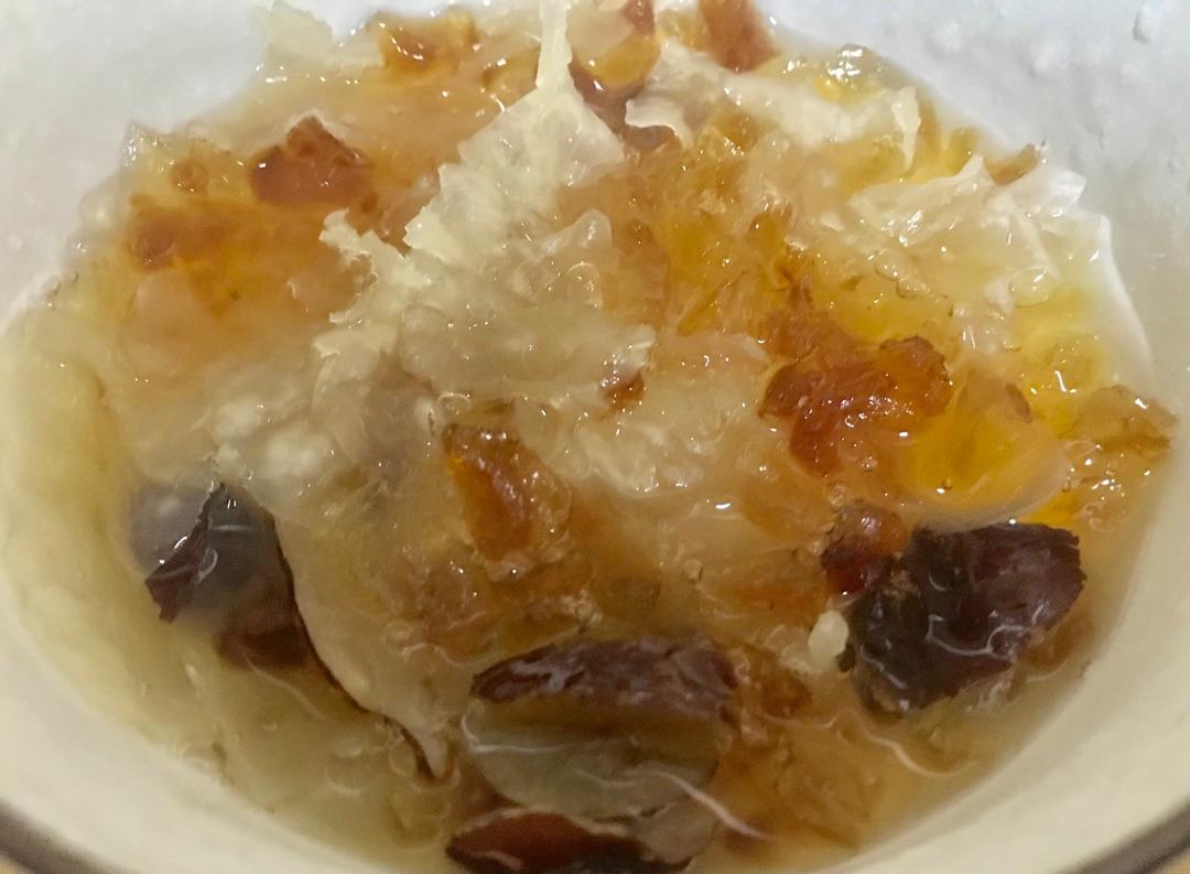 桃胶红枣银耳羹