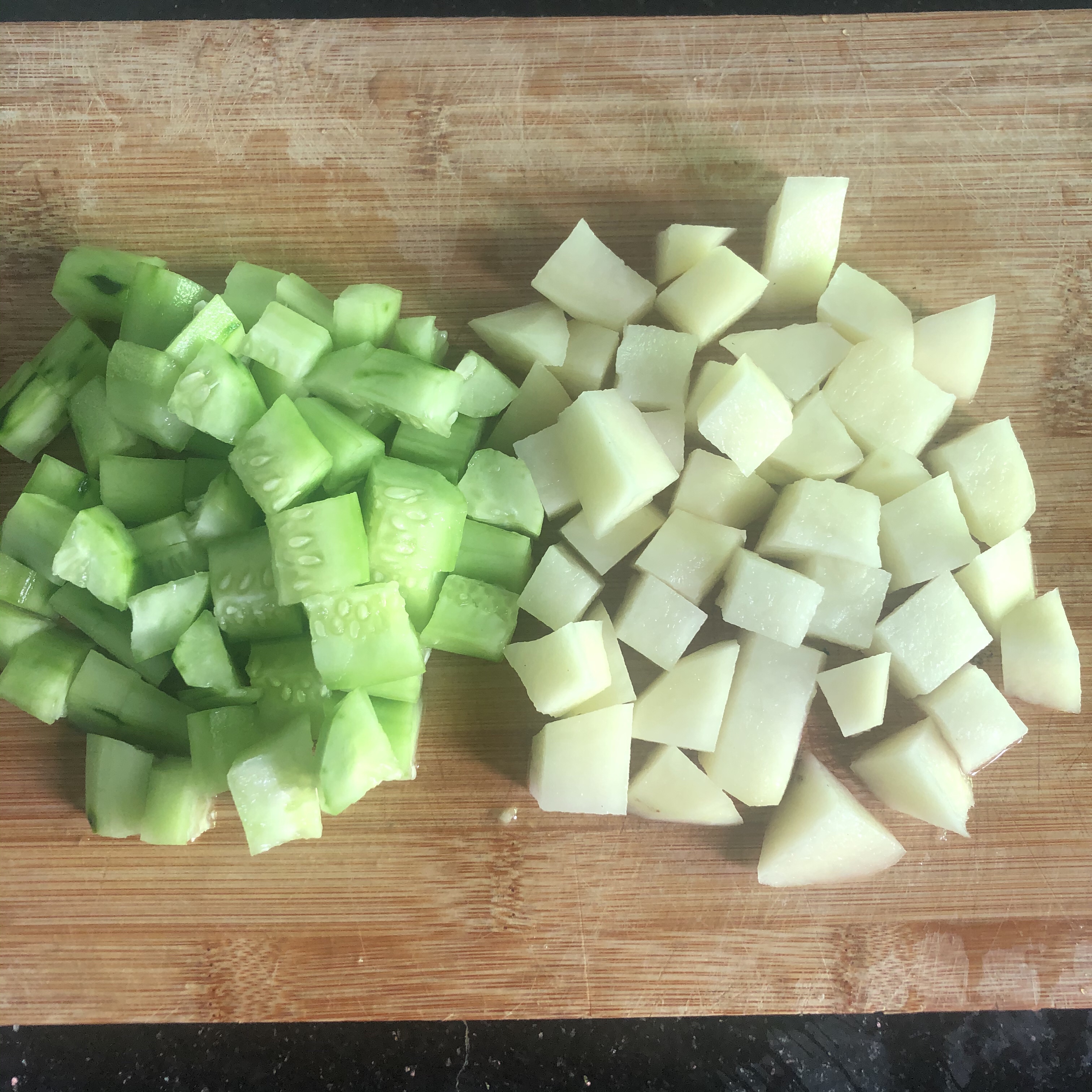 刮油减脂餐——青瓜土豆炒鸡胸肉的做法 步骤2