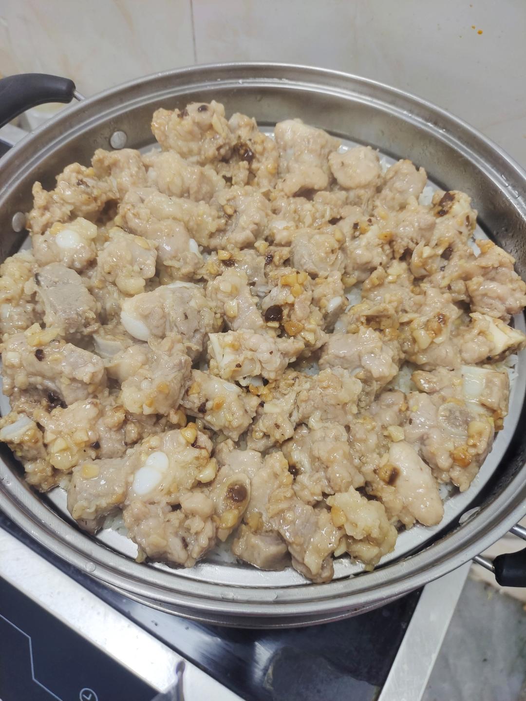 金银蒜排骨蒸饭的做法