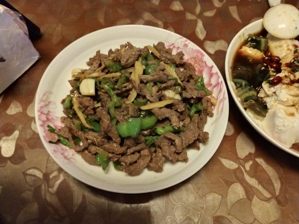 湘菜口味的芹菜炒牛肉
