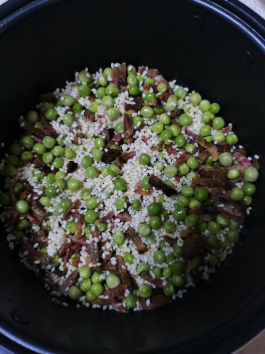 豌豆腊肉糯米饭，电饭煲版，简单又好吃的做法 步骤5