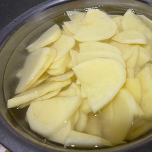 香喷喷的洋葱土豆片的做法 步骤1