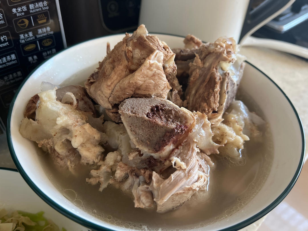 筒子骨玉米萝卜汤