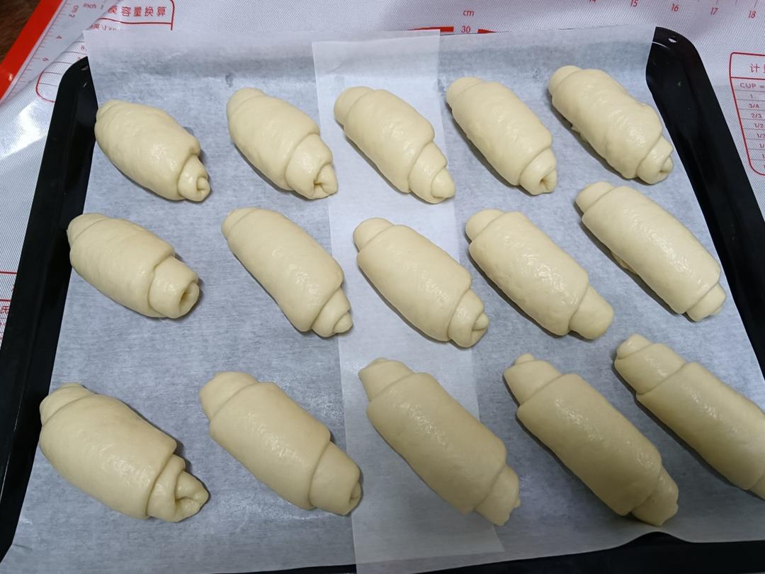 又香又软又拉丝，咬一口奶香十足！超治愈的淡奶油波兰种小餐包