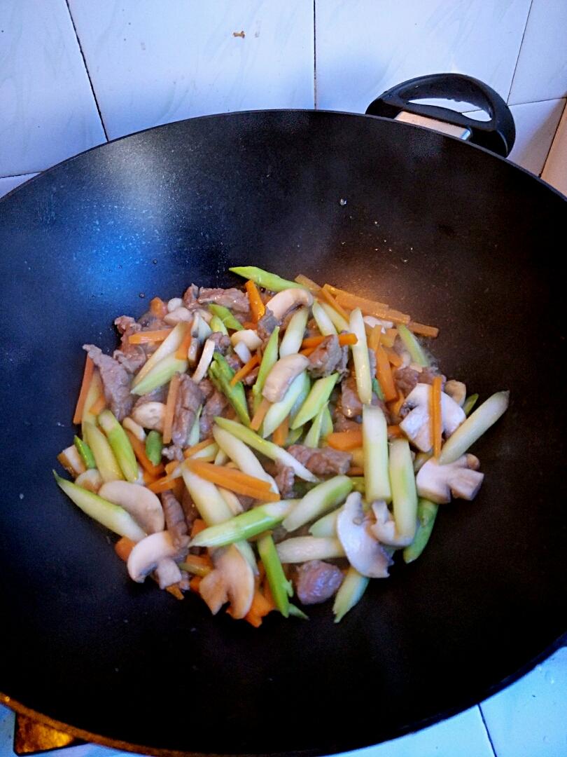 芦笋胡萝卜香菇小炒