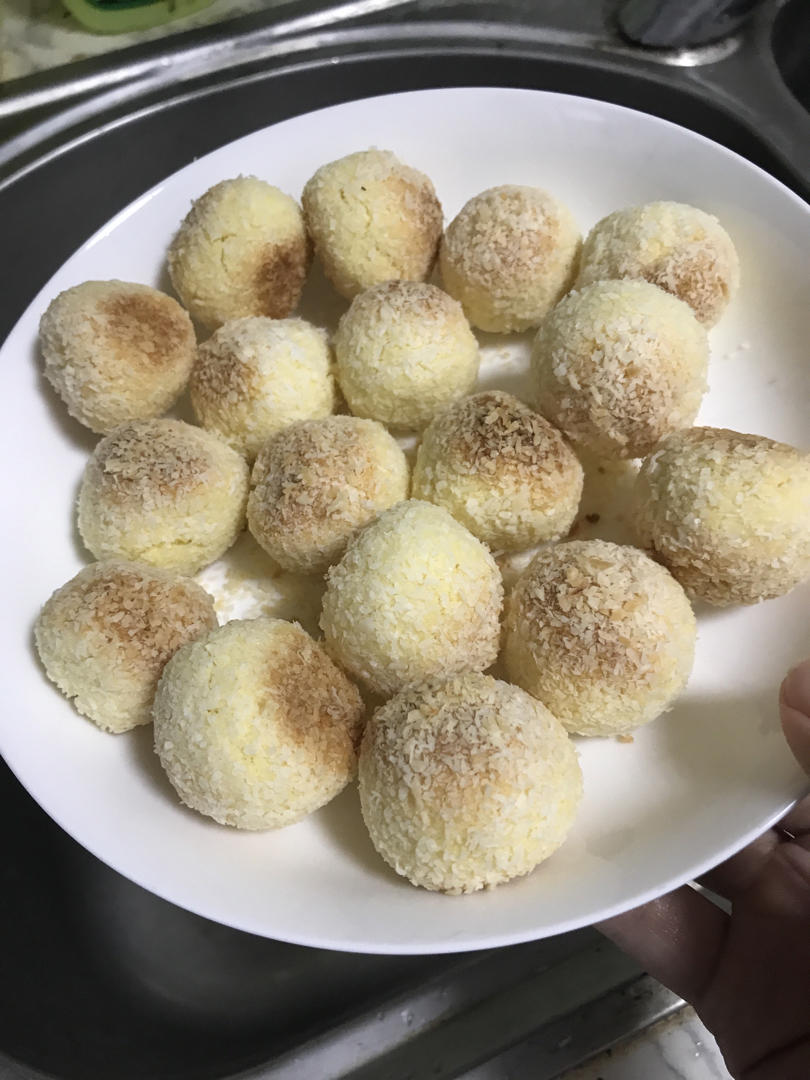 爱吃红烧肉的绵羊做的一次成功酥香四溢的黄金椰蓉球