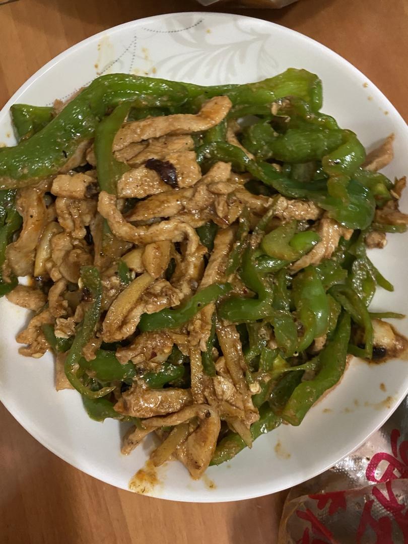 经典的家常菜，青椒炒肉丝，简单的食材也能做出如此美味
