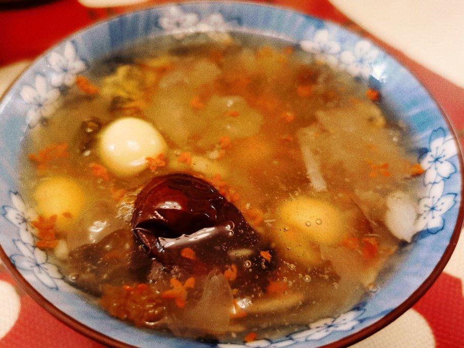 冰糖银耳红枣汤