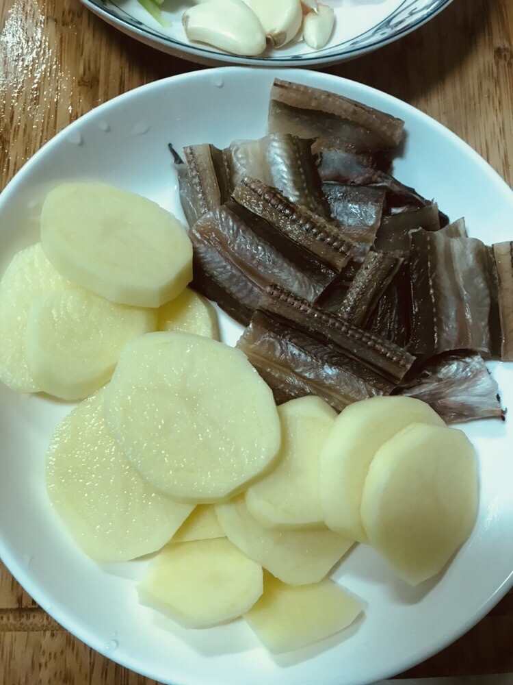 干锅沙鳗土豆片的做法 步骤1