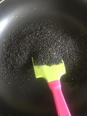 自制黑芝麻糊粉的做法 步骤1