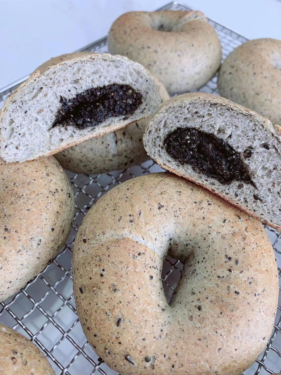 双倍黑芝麻奶酥贝果🥯一起吃养生贝果吧