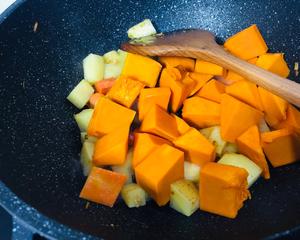 上班族的快手简单晚餐——南瓜炖土豆的做法 步骤10