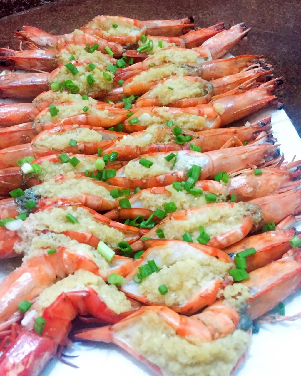 a餐桌做的蒜蓉开背虾