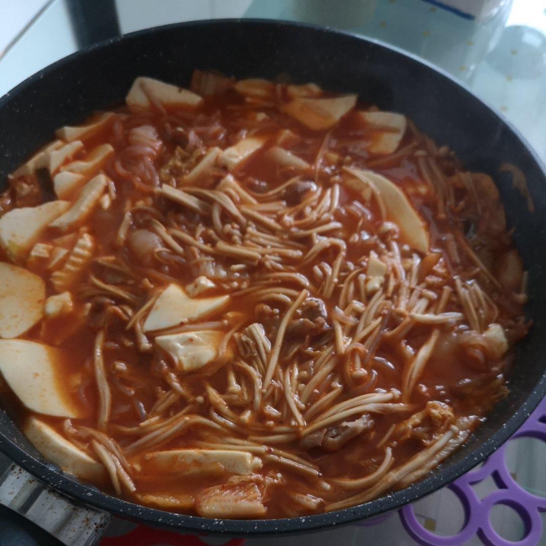 金针菇泡菜肥牛汤锅|妈妈再给我一碗