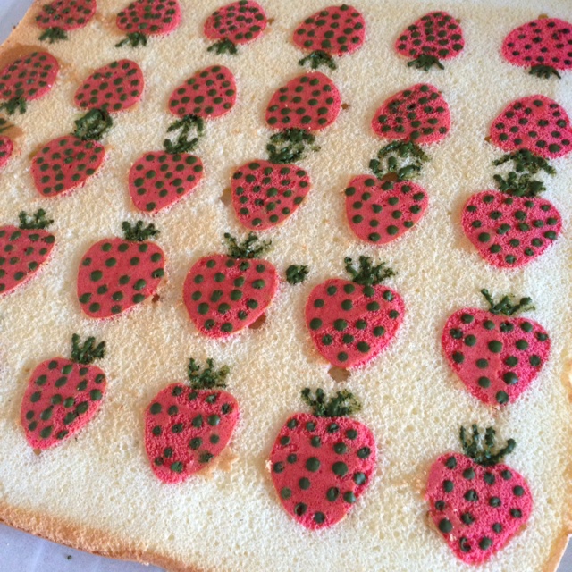 彩绘草莓蛋糕卷
