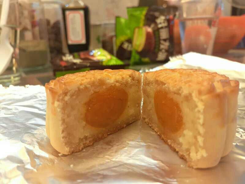 广式月饼—蛋黄芝麻月饼