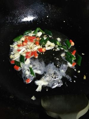 韭菜炒小河虾的做法 步骤6