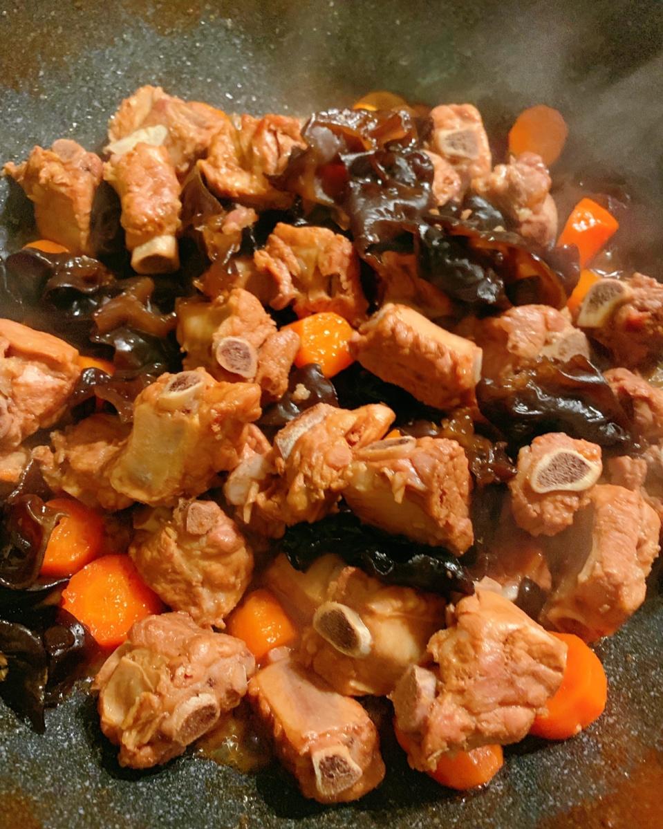 红烧牛尾（加胡萝卜香菇黑木耳）