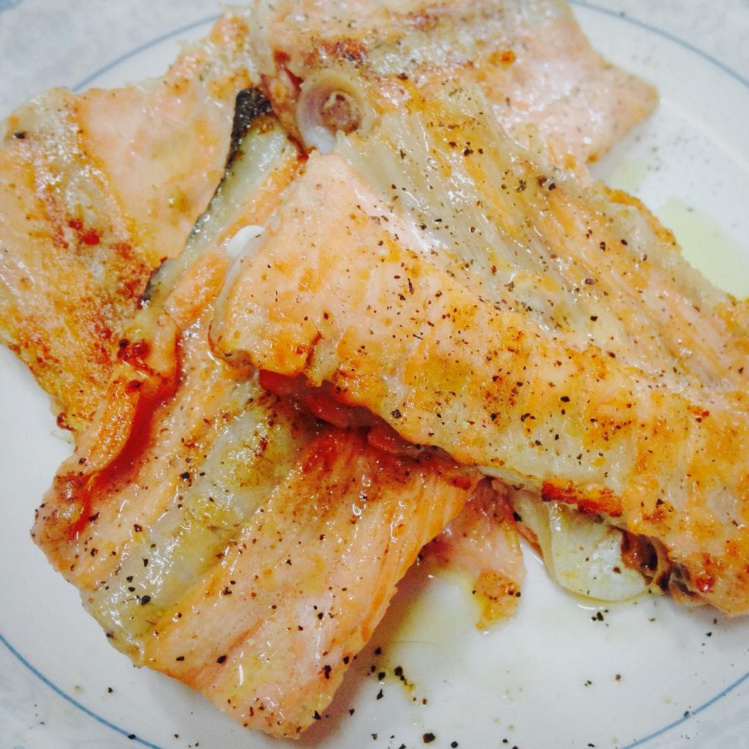 布岛小伊做的香煎三文鱼骨