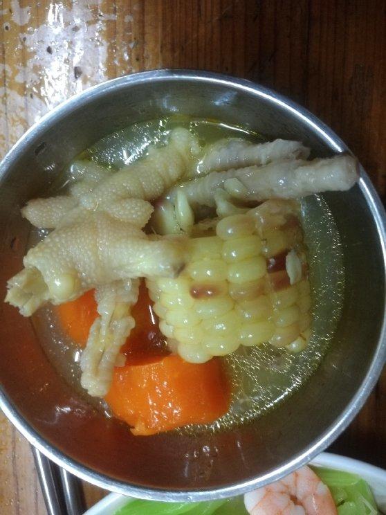 玉米胡萝卜鸡脚汤