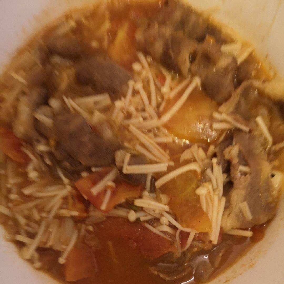 寝室食谱|酸辣番茄金针菇肥牛汤