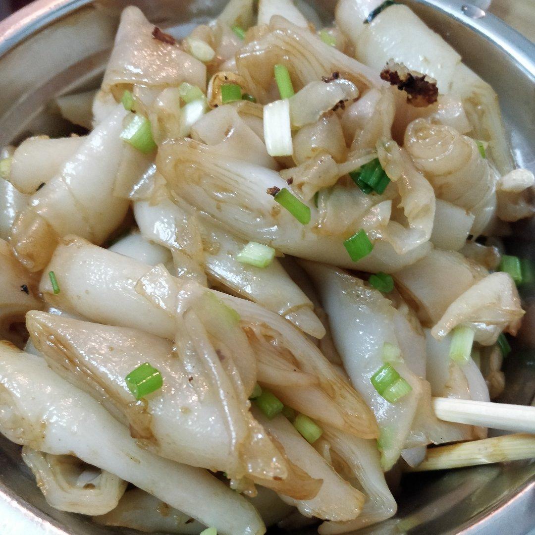 他住水帘洞做的豉油王炒猪肠粉