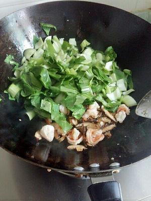 虾仁香菇炒油菜的做法 步骤3