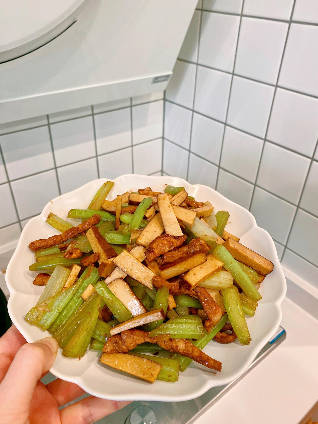 午餐晚餐简单快手下饭菜芹菜炒香干