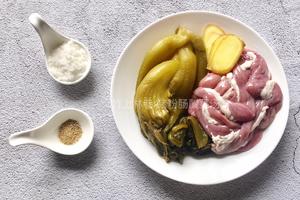 猪粉肠酸菜汤的做法 步骤1