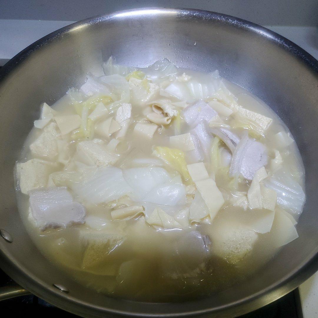 食材简单味道鲜美的炖四白