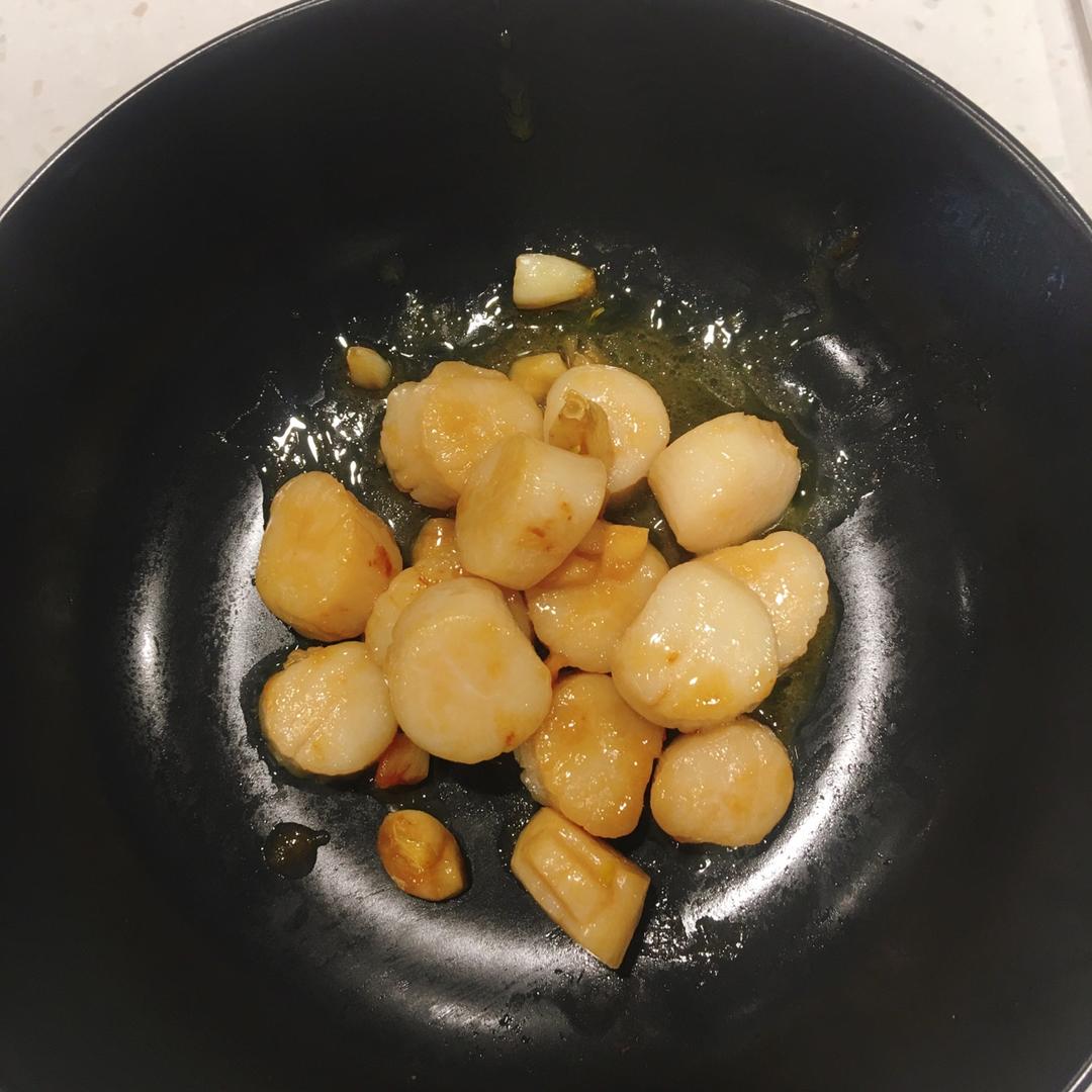 洋葱蒜蓉黄油煎扇贝肉