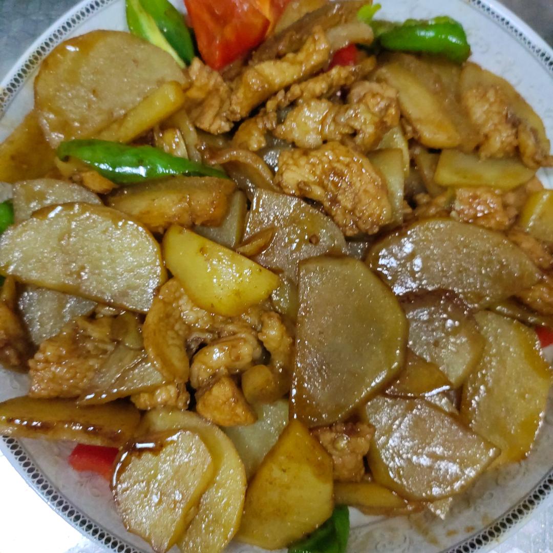 好久没吃肉了，做个土豆片炒肉，这样炒很下饭呀😄